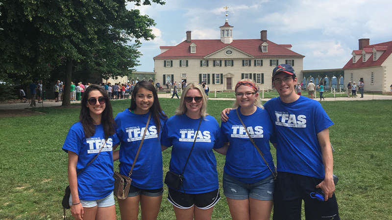 Students enjoying a visit to Mount Vernon, the home of President Washington.